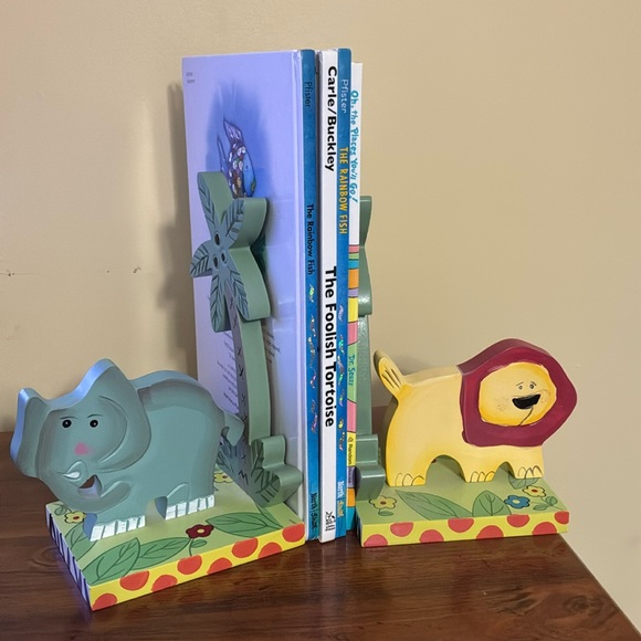 Homegoods Other - LION-ELEPHANT WOODEN BOOKENDS (pair)